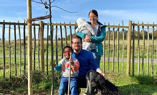 Len, Jan, Baby Lea und Antje Sieker mit Hund Lucy neben ihrem neuen Apfelbaum - Wencke Meckenstock Len, Jan, Baby Lea und Antje Sieker mit Hund Lucy neben ihrem neuen Apfelbaum - Wencke Meckenstock