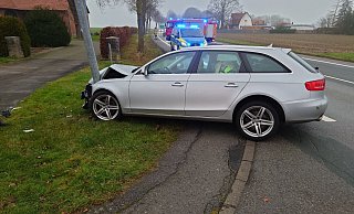 Bei dem Unfall auf der B252 krachte der Audi beim Linksabbiegen gegen eine Laterne. - FFW Warburg Bei dem Unfall auf der B252 krachte der Audi beim Linksabbiegen gegen eine Laterne. - FFW Warburg