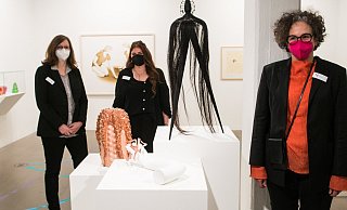 Die Kuratorinnen Franziska Brückmann (l.), Tanja Korte und die neue Direktorin Kathleen Rahn vor drei Arbeiten von Yvonne Roeb. Eine davon ist Teil der Kinderaugen-Route. - Ralf Bittner Die Kuratorinnen Franziska Brückmann (l.), Tanja Korte und die neue Direktorin Kathleen Rahn vor drei Arbeiten von Yvonne Roeb. Eine davon ist Teil der Kinderaugen-Route. - Ralf Bittner