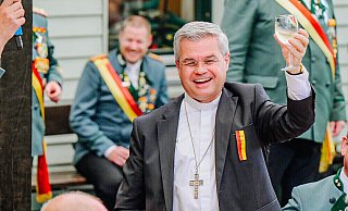 Bei seiner Schützenfest-Premiere in Paderborn hatte Erzbischof Udo Markus Bentz, der überall mit viel Applaus empfangen wurde, sichtlich Spaß. - Besim Mazhiqi Bei seiner Schützenfest-Premiere in Paderborn hatte Erzbischof Udo Markus Bentz, der überall mit viel Applaus empfangen wurde, sichtlich Spaß. - Besim Mazhiqi