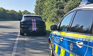 Auf der B252 bei Warburg wurden die Sportwagen kontrolliert. - Kreispolizeibehörde Höxter Auf der B252 bei Warburg wurden die Sportwagen kontrolliert. - Kreispolizeibehörde Höxter