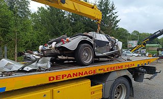 Der Oldtimer war nach dem Unfall nicht mehr fahrbereit und musste abgeschleppt werden. Beide Insassen aus dem Kreis Gütersloh befinden sich aktuell im Krankenhaus. - Pascal Leseine Der Oldtimer war nach dem Unfall nicht mehr fahrbereit und musste abgeschleppt werden. Beide Insassen aus dem Kreis Gütersloh befinden sich aktuell im Krankenhaus. - Pascal Leseine