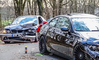 Schwer demoliert wurden die beteiligten Autos. - Paul Brinkmann Schwer demoliert wurden die beteiligten Autos. - Paul Brinkmann