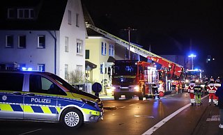 Drehleiter-Einsatz: Während der Löscharbeiten kam es zur Straßensperrung. - Charlotte Mahncke Drehleiter-Einsatz: Während der Löscharbeiten kam es zur Straßensperrung. - Charlotte Mahncke