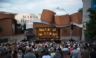 Mit Open-Air-Konzerten vor dem Marta soll am 17. und 18. Juni der 10. Geburtstag des Musik Kontor gefeiert werden. Die Veranstalter hoffen auf Konzerte ohne Sitzplatzzwang mit Platz für jeweils 700 Besucher. - Ralf Bittner Mit Open-Air-Konzerten vor dem Marta soll am 17. und 18. Juni der 10. Geburtstag des Musik Kontor gefeiert werden. Die Veranstalter hoffen auf Konzerte ohne Sitzplatzzwang mit Platz für jeweils 700 Besucher. - Ralf Bittner