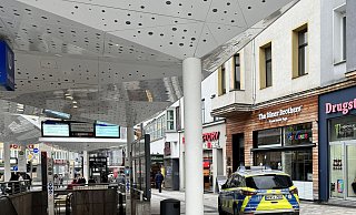 Die Polizei eilte am Freitagvormittag mit vier Streifenwagen einer Mieterin am Jahnplatz zu Hilfe. - Mike Dennis Müller Die Polizei eilte am Freitagvormittag mit vier Streifenwagen einer Mieterin am Jahnplatz zu Hilfe. - Mike Dennis Müller