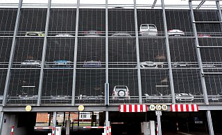 Im modernen Elsbach-Parkhaus sollen zehn Lademöglichkeiten für E-Fahrzeuge entstehen. - Frank-Michael Kiel-Steinkamp Im modernen Elsbach-Parkhaus sollen zehn Lademöglichkeiten für E-Fahrzeuge entstehen. - Frank-Michael Kiel-Steinkamp