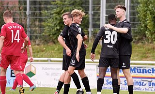 Theesens Siegtorschütze Mattis Beckmann (r.) bekommt Gratulationen von seinen Teamkollegen. - Peter Unger Theesens Siegtorschütze Mattis Beckmann (r.) bekommt Gratulationen von seinen Teamkollegen. - Peter Unger