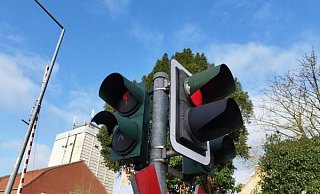 Autos haben Rot - und Fußgänger auch. So sollte es eigentlich nicht sein. Die wichtige Bedarfsampel am "Dixi" ist derzeit defekt. - Andre Schneider Autos haben Rot - und Fußgänger auch. So sollte es eigentlich nicht sein. Die wichtige Bedarfsampel am "Dixi" ist derzeit defekt. - Andre Schneider