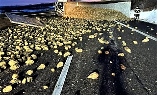 Die Rüben verteilten sich großflächig auf der Fahrbahn der A44 bei Warburg. - FFW Diemelstadt Die Rüben verteilten sich großflächig auf der Fahrbahn der A44 bei Warburg. - FFW Diemelstadt