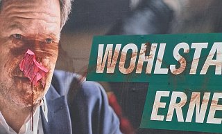 Ein sehr unappetitlich beschmiertes Großplakat bei Beverungen haben die Grünen entdeckt. - Grüne Ein sehr unappetitlich beschmiertes Großplakat bei Beverungen haben die Grünen entdeckt. - Grüne
