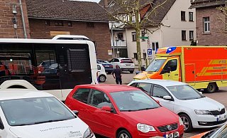 Die Verletzten aus dem Bus wurden vom Rettungsdienst versorgt. - privat Die Verletzten aus dem Bus wurden vom Rettungsdienst versorgt. - privat