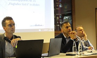 Am Bürgerdialog haben auch (v.l.) Andre Stadermann, Leiter der Abteilung Planen/Bauen der Stadt, Bürgermeister Burkhard Schwuchow und Christian Moll, Geschäftsführer der Niederlassung Chefs Culinar West, teilgenommen. - Johannes Büttner Am Bürgerdialog haben auch (v.l.) Andre Stadermann, Leiter der Abteilung Planen/Bauen der Stadt, Bürgermeister Burkhard Schwuchow und Christian Moll, Geschäftsführer der Niederlassung Chefs Culinar West, teilgenommen. - Johannes Büttner