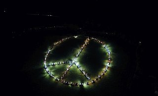 Das Peace-Zeichen bestand aus beleuchteten Traktoren und erstrahlte am Samstagabend auf einem Acker in der Nähe des Herforder Sender. - Tim Hausmann Das Peace-Zeichen bestand aus beleuchteten Traktoren und erstrahlte am Samstagabend auf einem Acker in der Nähe des Herforder Sender. - Tim Hausmann