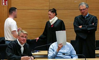Zwei der vier Verurteilten mit ihren Anwälten im Bielefelder Landgericht. - Kristoffer Fillies Zwei der vier Verurteilten mit ihren Anwälten im Bielefelder Landgericht. - Kristoffer Fillies