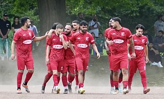 Türk Sports Furkan Ars (2.v.l.) wird von seinen Mitspielern zu seinen beiden Toren im Derby gegen den SC Hicret beglückwünscht. Am Ende setzte sich der FC 2:1 beim SC durch. - Peter Unger Türk Sports Furkan Ars (2.v.l.) wird von seinen Mitspielern zu seinen beiden Toren im Derby gegen den SC Hicret beglückwünscht. Am Ende setzte sich der FC 2:1 beim SC durch. - Peter Unger