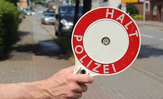 Mit der erhobenen Kelle steigt bei vielen Autofahrern auch der Puls. - Noah Matzat Mit der erhobenen Kelle steigt bei vielen Autofahrern auch der Puls. - Noah Matzat