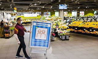 Bei der Debatte über weiterhin bestehende Corona-Maßnahmen wird vor allem über die Maskenpflicht diskutiert. - picture alliance/KEYSTONE Bei der Debatte über weiterhin bestehende Corona-Maßnahmen wird vor allem über die Maskenpflicht diskutiert. - picture alliance/KEYSTONE
