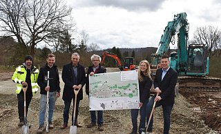 Auf der Baustelle: Dennis Fischer (Tiefbauamt, v. l.), Maximilian Büttner (Geschäftsführer dirtways), Bürgermeister Burkhard Deppe, Karl Scheili und Stefanie Klein (beide Planungsbüro Stadt und Natur, Kassel) und Michael Scholle, 1. Beigeordneter. - Stadt Auf der Baustelle: Dennis Fischer (Tiefbauamt, v. l.), Maximilian Büttner (Geschäftsführer dirtways), Bürgermeister Burkhard Deppe, Karl Scheili und Stefanie Klein (beide Planungsbüro Stadt und Natur, Kassel) und Michael Scholle, 1. Beigeordneter. - Stadt
