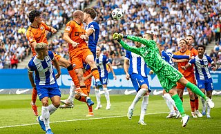 Berlins Torwart Tjark Ernst (r.) pariert einen Ball gegen Sven Michel (3. v. l.) vom SC Paderborn 07. - Andreas Gora/DPA Berlins Torwart Tjark Ernst (r.) pariert einen Ball gegen Sven Michel (3. v. l.) vom SC Paderborn 07. - Andreas Gora/DPA