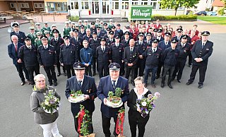 Marianne und Theo Büse (vorn; v. l.), Jürgen und Martina Hagenow wurden vom gesamten Löschzug würdig verabschiedet. - Thomas Kube/Feuerwehr Höxter Marianne und Theo Büse (vorn; v. l.), Jürgen und Martina Hagenow wurden vom gesamten Löschzug würdig verabschiedet. - Thomas Kube/Feuerwehr Höxter