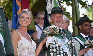 Das Königspaar Jürgen und Nicole Schlenke führt die Festlichkeiten im Höxteraner Ortsteil an. - Thomas Kube Das Königspaar Jürgen und Nicole Schlenke führt die Festlichkeiten im Höxteraner Ortsteil an. - Thomas Kube