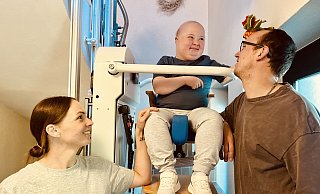 Mareike (l.) und David Thalau (r.) freuen sich mit Sohn Lenjo über den Treppenlift, den sie jetzt in ihrem Eigenheim einbauen lassen konnten. - Dennis Bleck Mareike (l.) und David Thalau (r.) freuen sich mit Sohn Lenjo über den Treppenlift, den sie jetzt in ihrem Eigenheim einbauen lassen konnten. - Dennis Bleck