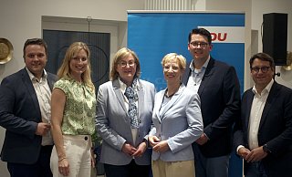 Die drei CDU-Kreisvorsitzenden Lars Brakhage (Lippe), Joachim Ebmeyer (Herford) und Oliver Vogt (Minden-Lübbecke) mit den drei Bewerberinnen Verena Mertens (v. l.), Angelika Westerwelle und Anne Deter. - Felix Eisele Die drei CDU-Kreisvorsitzenden Lars Brakhage (Lippe), Joachim Ebmeyer (Herford) und Oliver Vogt (Minden-Lübbecke) mit den drei Bewerberinnen Verena Mertens (v. l.), Angelika Westerwelle und Anne Deter. - Felix Eisele