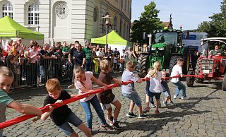 Die Landjugend eröffnete das Trecker-Ziehen und erntete tosenden Applaus von den Zuschauern, die sich dicht gedrängt an den Absperrgittern das Spektakel aus nächster Nähe anschauten. - Claus Frickemeier Die Landjugend eröffnete das Trecker-Ziehen und erntete tosenden Applaus von den Zuschauern, die sich dicht gedrängt an den Absperrgittern das Spektakel aus nächster Nähe anschauten. - Claus Frickemeier