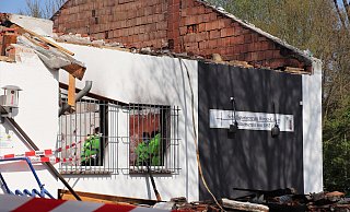 Brandermittler der Polizei und Gutachter der Versicherung ermittelten gemeinsam in der Brandruine. - Polizei Höxter Brandermittler der Polizei und Gutachter der Versicherung ermittelten gemeinsam in der Brandruine. - Polizei Höxter