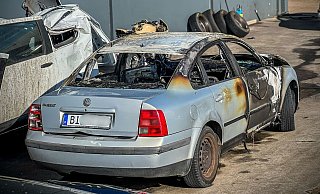 Der VW Passat des Bielefelders wurde von den Flammen schwer beschädigt. - Paul Brinkmann Der VW Passat des Bielefelders wurde von den Flammen schwer beschädigt. - Paul Brinkmann