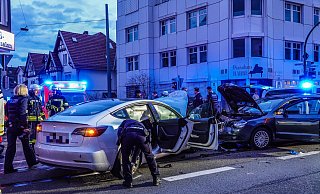 Es kam zur Frontalkollision auf der Detmolder Straße in Höhe August-Bebel-Straße. Mehrere Personen sind verletzt. - Paul Brinkmann Es kam zur Frontalkollision auf der Detmolder Straße in Höhe August-Bebel-Straße. Mehrere Personen sind verletzt. - Paul Brinkmann