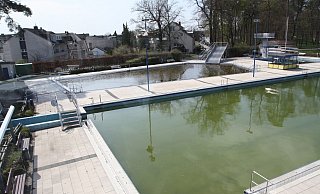 Das Thermal-Freibad in Bad Lippspringe liegt immer noch im Winterschlaf. Aufgrund eines Wasserrohrbruchs wird es auch in diesem Jahr nicht geöffnet. - Uwe Müller Das Thermal-Freibad in Bad Lippspringe liegt immer noch im Winterschlaf. Aufgrund eines Wasserrohrbruchs wird es auch in diesem Jahr nicht geöffnet. - Uwe Müller