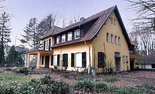Das Gebäude ist zur "Geistervilla" verkommen: Die frühere Villa der Unternehmer-Familie Wirus an der Yorckstraße steht seit Monaten leer, der Garten wuchert zu. Die Zukunft des Areals am Mohns Park ist derzeit ungewiss. - Andreas Frücht Das Gebäude ist zur "Geistervilla" verkommen: Die frühere Villa der Unternehmer-Familie Wirus an der Yorckstraße steht seit Monaten leer, der Garten wuchert zu. Die Zukunft des Areals am Mohns Park ist derzeit ungewiss. - Andreas Frücht