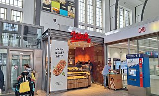 Mitarbeiter räumen die Ditsch-Filiale im Bielefelder Hauptbahnhof ein. - Simon-Friedrich Seifert Mitarbeiter räumen die Ditsch-Filiale im Bielefelder Hauptbahnhof ein. - Simon-Friedrich Seifert