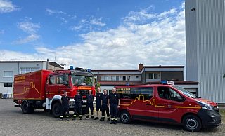 Die sechs Warburger Feuerwehrmänner helfen in Brandenburg mit Material und Logistik aus der Hansestadt. - FFW Warburg Die sechs Warburger Feuerwehrmänner helfen in Brandenburg mit Material und Logistik aus der Hansestadt. - FFW Warburg