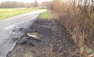 Ein Mann verletzte zwei Polizisten, sein Fluchtfahrzeug zündete er danach in Espelkamp an. - Karsten Schulz Ein Mann verletzte zwei Polizisten, sein Fluchtfahrzeug zündete er danach in Espelkamp an. - Karsten Schulz