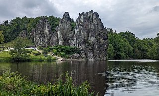 Die Externsteine bieten eine tolle Fotokulisse. Rund herum lässt sich die Landschaft schön erwandern. Es gibt kurze sowie lange Strecken. - Susanne Blersch Die Externsteine bieten eine tolle Fotokulisse. Rund herum lässt sich die Landschaft schön erwandern. Es gibt kurze sowie lange Strecken. - Susanne Blersch