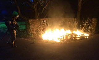 Die Feuerwehrleute begannen sofort mit dem Löschen der Brände. - Feuerwehr Paderborn Die Feuerwehrleute begannen sofort mit dem Löschen der Brände. - Feuerwehr Paderborn