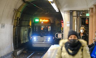 Bei Stadtbahnfahrern ist während der Fahrt höchste Konzentration nötig. Sie sitzen daher (auch zum Schutz vor Übergriffen) in einer geschlossenen Kabine. - Foto: Andreas Zobe/NW Bei Stadtbahnfahrern ist während der Fahrt höchste Konzentration nötig. Sie sitzen daher (auch zum Schutz vor Übergriffen) in einer geschlossenen Kabine. - Foto: Andreas Zobe/NW