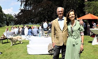 Viktor Herzog von Ratibor und seine Frau Alexandra beim Gartenfest. 60 wurde er Ende März, zehn wird der Welterbetitel für Corvey in diesem Juni. - Simone Flörke Viktor Herzog von Ratibor und seine Frau Alexandra beim Gartenfest. 60 wurde er Ende März, zehn wird der Welterbetitel für Corvey in diesem Juni. - Simone Flörke