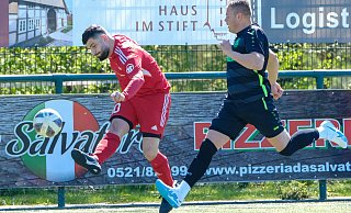 Szene aus dem Spiel Schildesche gegen Ubbedissen mit Umut Cirakoglu (l., VfL) und Viktor Dietrich. Foto: Andreas Zobe - Andreas Zobe Szene aus dem Spiel Schildesche gegen Ubbedissen mit Umut Cirakoglu (l., VfL) und Viktor Dietrich. Foto: Andreas Zobe - Andreas Zobe