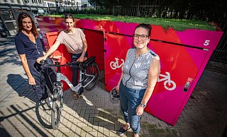 Zeigen, wie die neue Fahrradgarage funktioniert: (v.l.) Anja Klett und Liv Nilsson (Velodepo) und Barbara Choryan (Stadt). - Mike-Dennis Müller / www.mdm.photo Zeigen, wie die neue Fahrradgarage funktioniert: (v.l.) Anja Klett und Liv Nilsson (Velodepo) und Barbara Choryan (Stadt). - Mike-Dennis Müller / www.mdm.photo