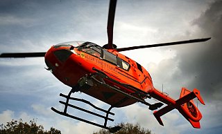 Das Auto der 85-jährigen Bielefelderin prallt gegen einen Baum. Christoph 13 ist im Einsatz. Symboldbild REttungshubschrauber Foto: Sarah Jonek - Sarah Jonek Das Auto der 85-jährigen Bielefelderin prallt gegen einen Baum. Christoph 13 ist im Einsatz. Symboldbild REttungshubschrauber Foto: Sarah Jonek - Sarah Jonek