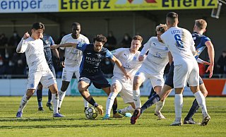 Said Harouz (Mitte) wurde ab der 34. Minute zum belebenden Element im Spiel des SC Wiedenbrück. Er trat den Freistoß, der zum 1:1 Ausgleich durch Kaptan führte. - Daniel Bremehr Said Harouz (Mitte) wurde ab der 34. Minute zum belebenden Element im Spiel des SC Wiedenbrück. Er trat den Freistoß, der zum 1:1 Ausgleich durch Kaptan führte. - Daniel Bremehr