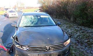 Der 74-Jährige war bei dem Unfall gegen die Windschutzscheibe des VW Passat geprallt und erlitt tödliche Verletzungen. - Polizei Minden-Lübbecke Der 74-Jährige war bei dem Unfall gegen die Windschutzscheibe des VW Passat geprallt und erlitt tödliche Verletzungen. - Polizei Minden-Lübbecke