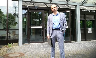 Der Lübbecker Vassilios Panoutsos sah sich zu Unrecht verantwortlich gemacht für die Zwischenfälle in der Niedernstraße und ging wegen der Ausweitung der Sperrstunde für seine Bar Liquid vor Gericht. - Frank Hartmann Der Lübbecker Vassilios Panoutsos sah sich zu Unrecht verantwortlich gemacht für die Zwischenfälle in der Niedernstraße und ging wegen der Ausweitung der Sperrstunde für seine Bar Liquid vor Gericht. - Frank Hartmann