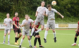 Die Jöllenbecker Dennis Hooge, Fabian Vollmer, Robin Steffen und Lennart Janzen stoppen denn Aufsteiger. - Peter Unger Die Jöllenbecker Dennis Hooge, Fabian Vollmer, Robin Steffen und Lennart Janzen stoppen denn Aufsteiger. - Peter Unger