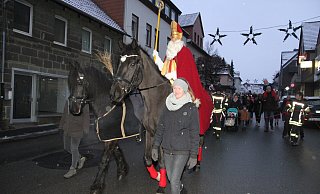 Sankt Nikolaus hoch zu Ross mit seinem Begleiter Knecht Ruprecht ist besonders für die Kleinen beim Bürener Nikolausmarkt ein besonderes Erlebnis. - Johannes Büttner Sankt Nikolaus hoch zu Ross mit seinem Begleiter Knecht Ruprecht ist besonders für die Kleinen beim Bürener Nikolausmarkt ein besonderes Erlebnis. - Johannes Büttner