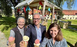 Ein Eis vorab genehmigen sich auf dem Klostermarktgelände (v. l.) Schwester Laetizia aus Bestwig, Dalheims Museumsdirektor Ingo Grabowsky und Organisationschefin Eva Beyerstedt. - Jens Reddeker Ein Eis vorab genehmigen sich auf dem Klostermarktgelände (v. l.) Schwester Laetizia aus Bestwig, Dalheims Museumsdirektor Ingo Grabowsky und Organisationschefin Eva Beyerstedt. - Jens Reddeker